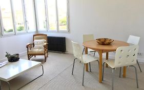 Dans une maison, appartement indépendant et jardin